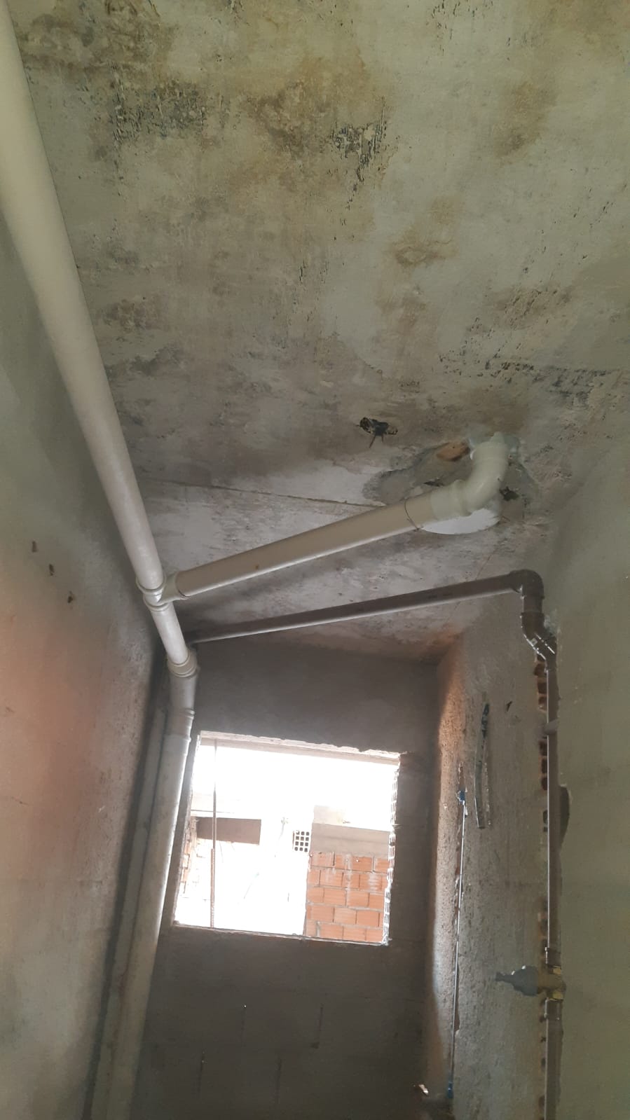 Cozinha planejada com iluminação embutida