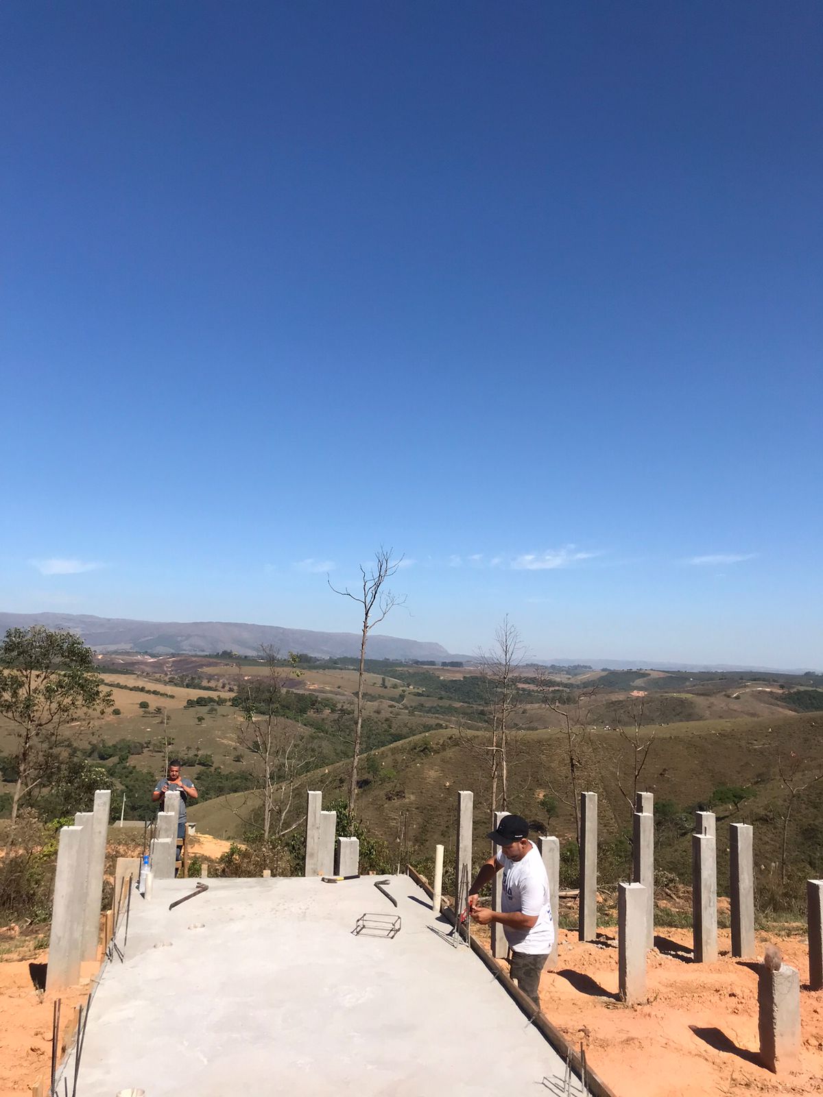 Banho master com bancadas e nichos