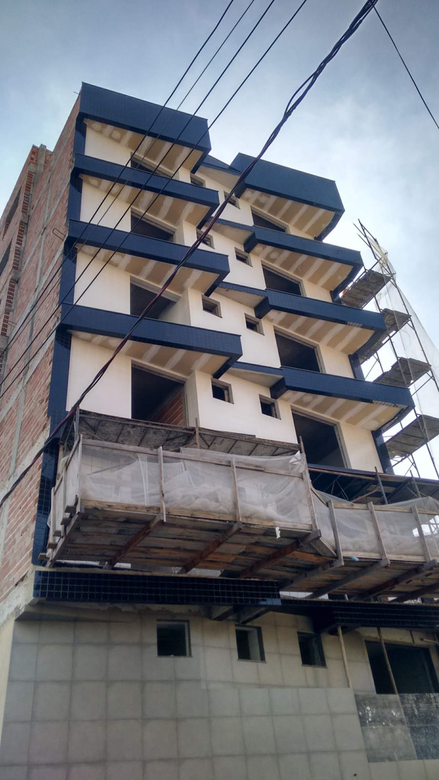 Fachada ao entardecer de residência premium